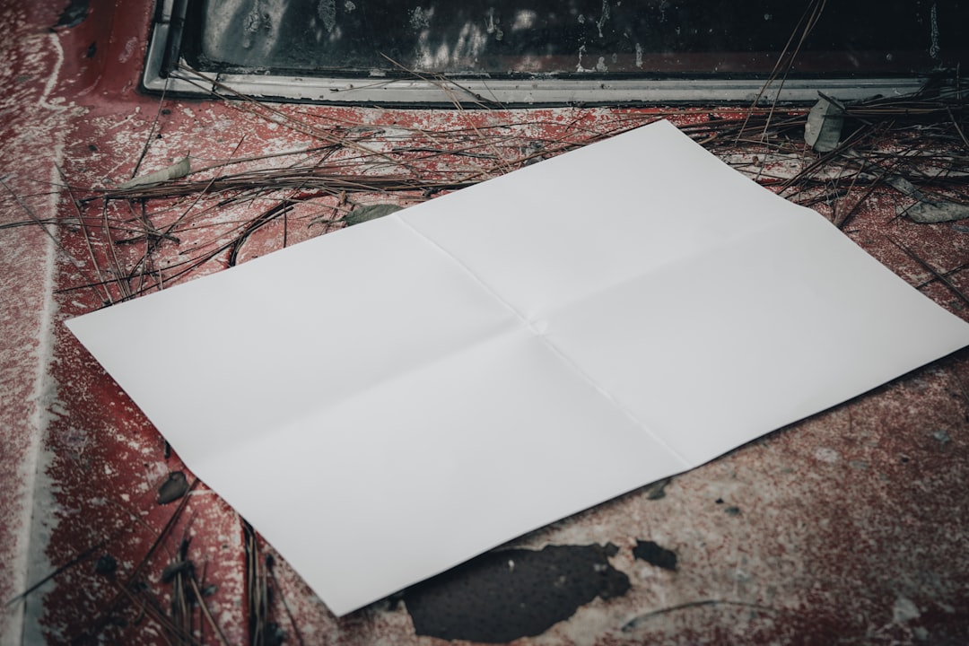 découvrez les bonnes pratiques de conservation des documents d'assurance automobile pour rester conforme et faciliter vos démarches en cas de sinistre.