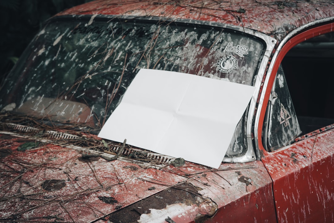 découvrez les meilleures pratiques pour la conservation des documents d'assurance auto, incluant les durées légales et conseils pour garder vos papiers en sécurité.