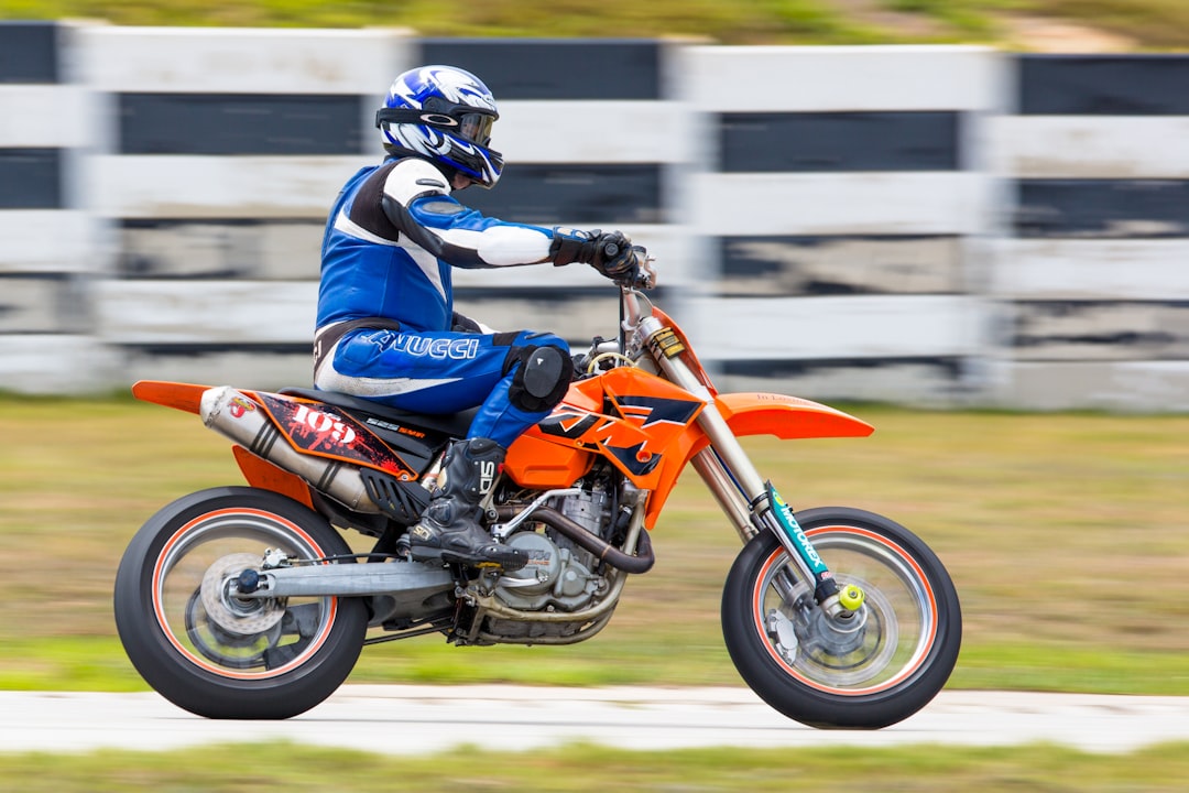 découvrez notre guide complet pour débutants en motocross 125cc : conseils, équipements et techniques pour bien démarrer votre aventure tout-terrain.