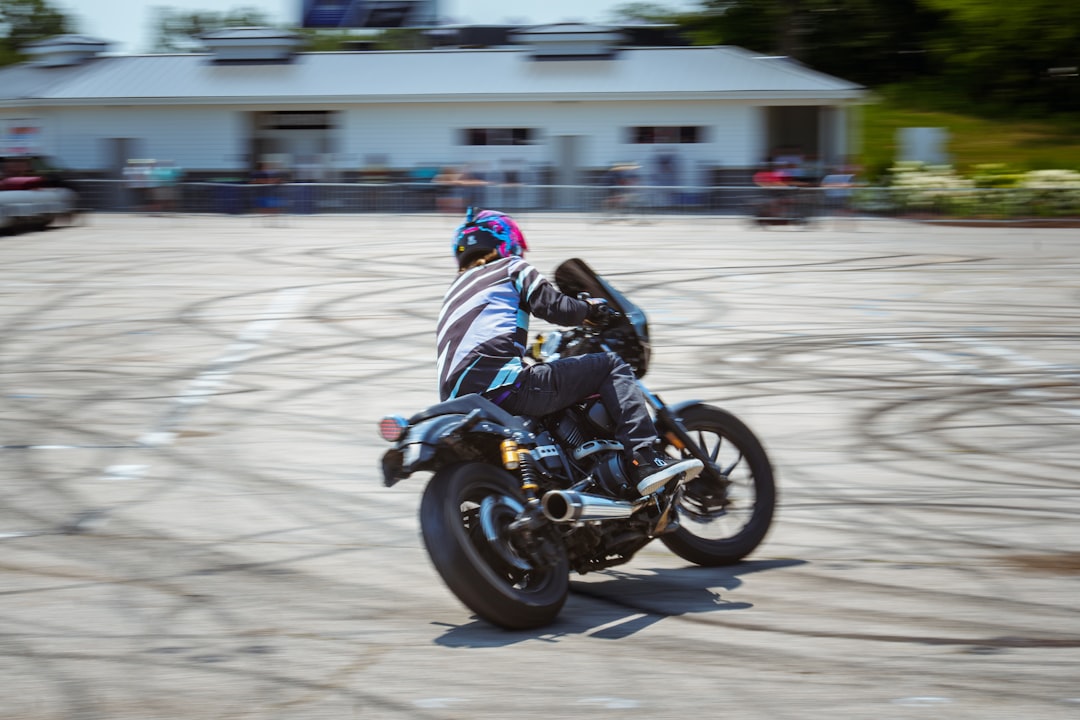 découvrez le motocross 125cc pour débutants : conseils, équipements et astuces pour bien démarrer cette aventure tout-terrain en toute sécurité.