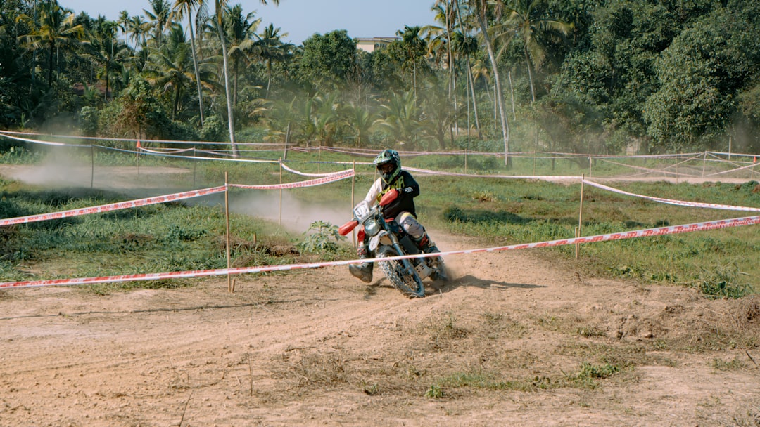 découvrez les bases du motocross pour débutants : conseils, équipements essentiels et techniques pour bien démarrer en toute sécurité.