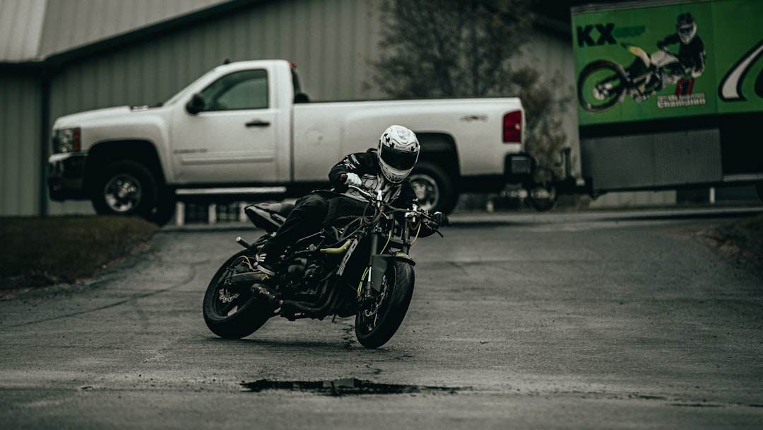 découvrez les bases du motocross pour débutants : conseils, équipement et techniques essentielles pour bien démarrer en toute sécurité.