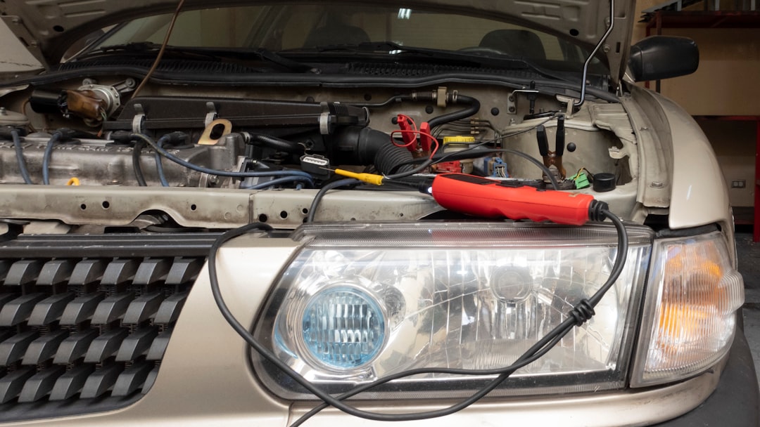 découvrez les causes courantes de la décharge de batterie de voiture et comment y remédier efficacement pour éviter les pannes imprévues.