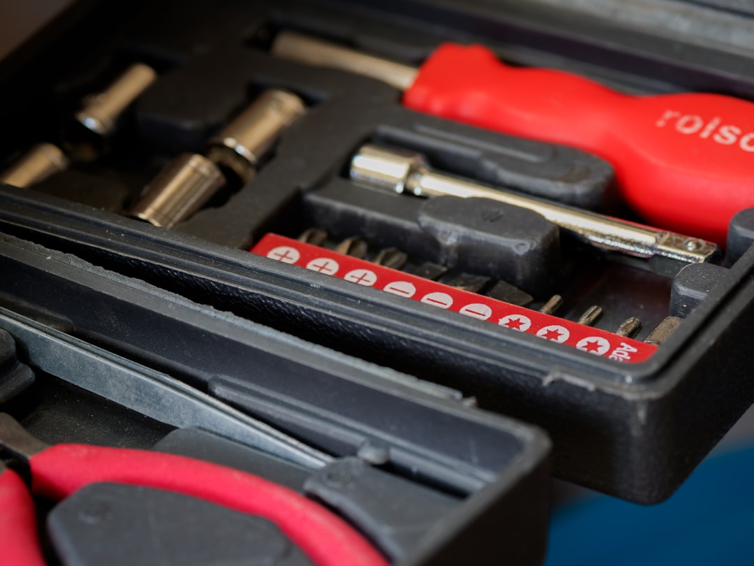 découvrez les causes courantes de la décharge de batterie de voiture et comment y remédier efficacement pour éviter les pannes imprévues.