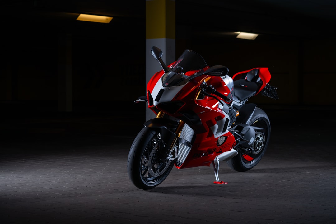 découvrez ducati, la marque italienne emblématique de motos sportives alliant performance exceptionnelle, design innovant et passion pour la vitesse.