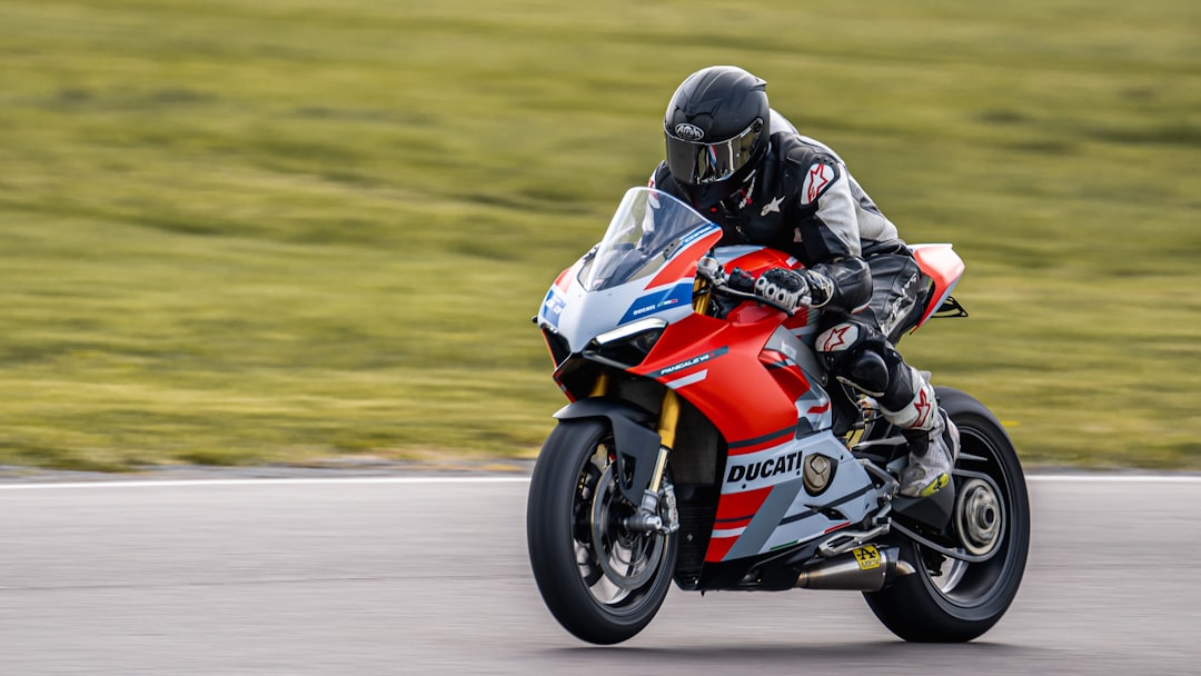 découvrez l'univers ducati : des motos emblématiques alliant performance, design italien et passion de la route.
