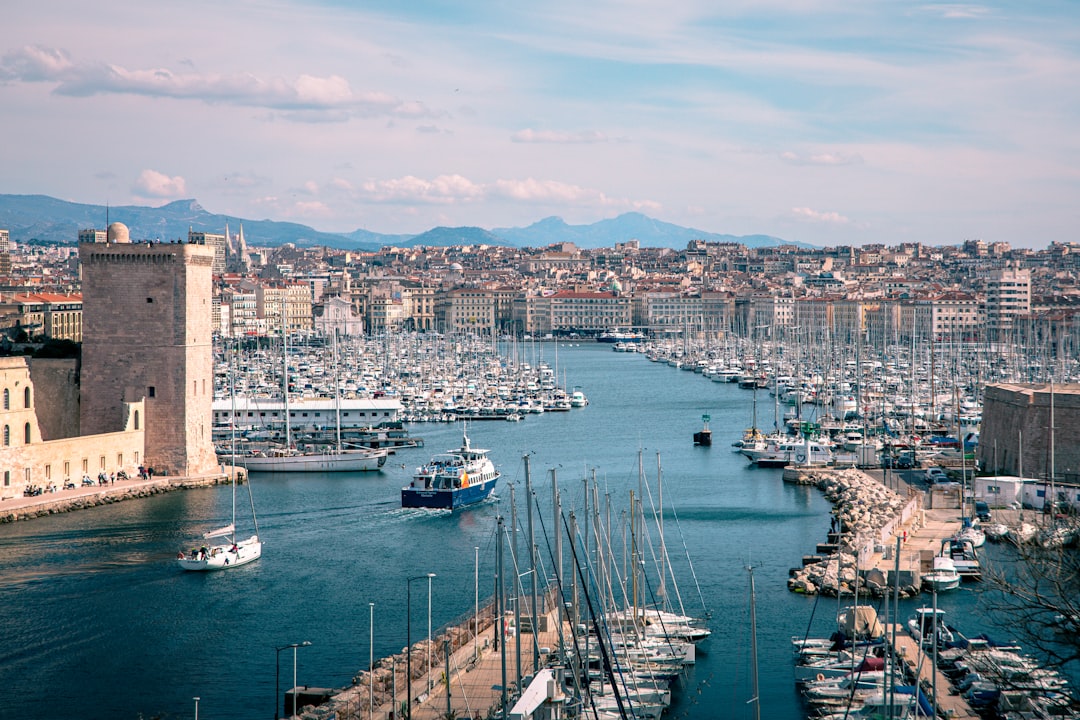 découvrez les meilleurs hôtels à marseille, alliant confort, charme et proximité des attractions incontournables de la ville portuaire. réservez votre séjour idéal dès maintenant !