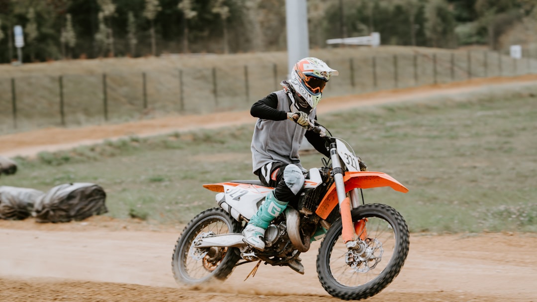 obtenez votre licence de motocross facilement et profitez pleinement de vos courses tout-terrain en toute sécurité. toutes les informations pour s'inscrire et participer aux compétitions.