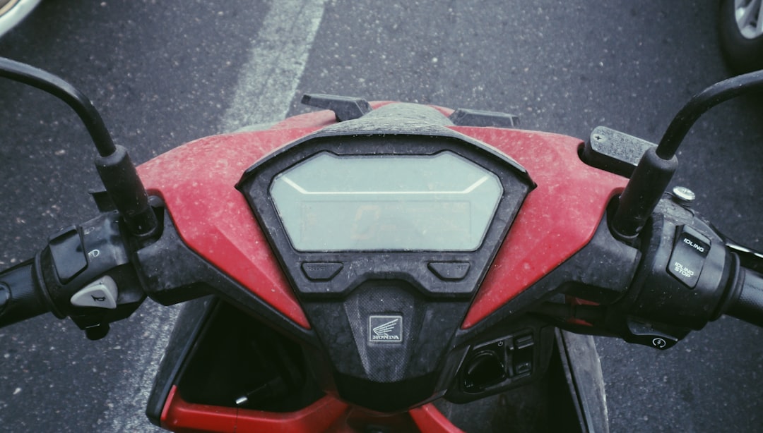 obtenez votre licence de motocross et participez aux compétitions en toute légalité. informations sur les démarches, conditions et avantages.
