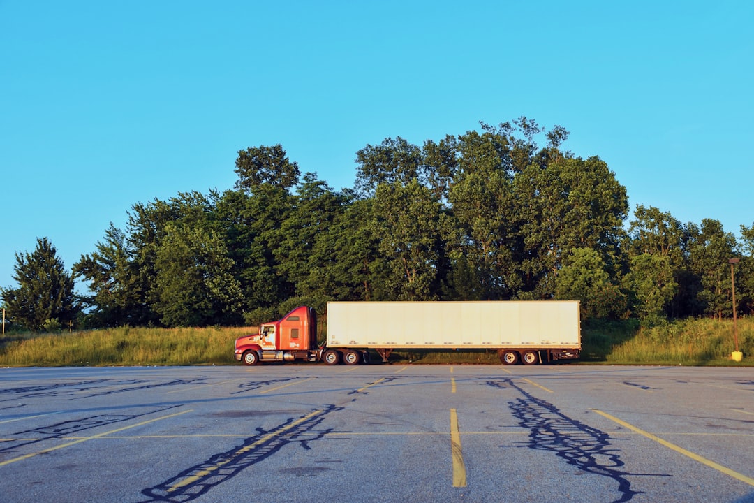 découvrez la capacité des camions de déménagement pour choisir le véhicule adapté à vos besoins et transporter vos biens en toute sécurité.