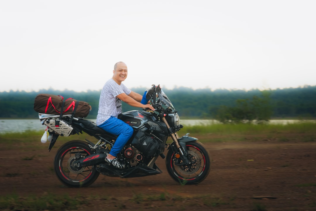 découvrez nos motos tout-terrain robustes et performantes, idéales pour l'aventure hors route et les terrains difficiles.