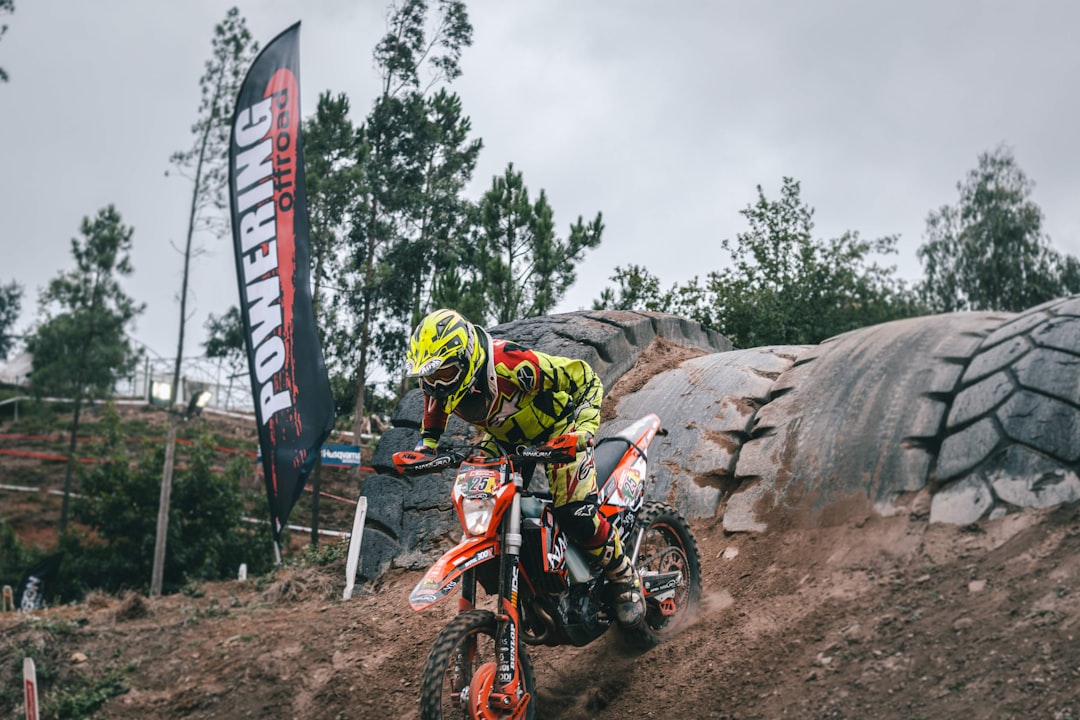 découvrez la moto tout-terrain idéale pour vos aventures off-road : performance, robustesse et plaisir garantis sur tous les terrains.