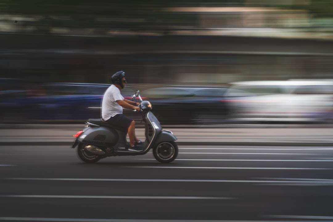 découvrez les avantages de la révision en ligne du code de la moto : flexibilité, gain de temps et amélioration efficace de vos compétences pour réussir votre examen.