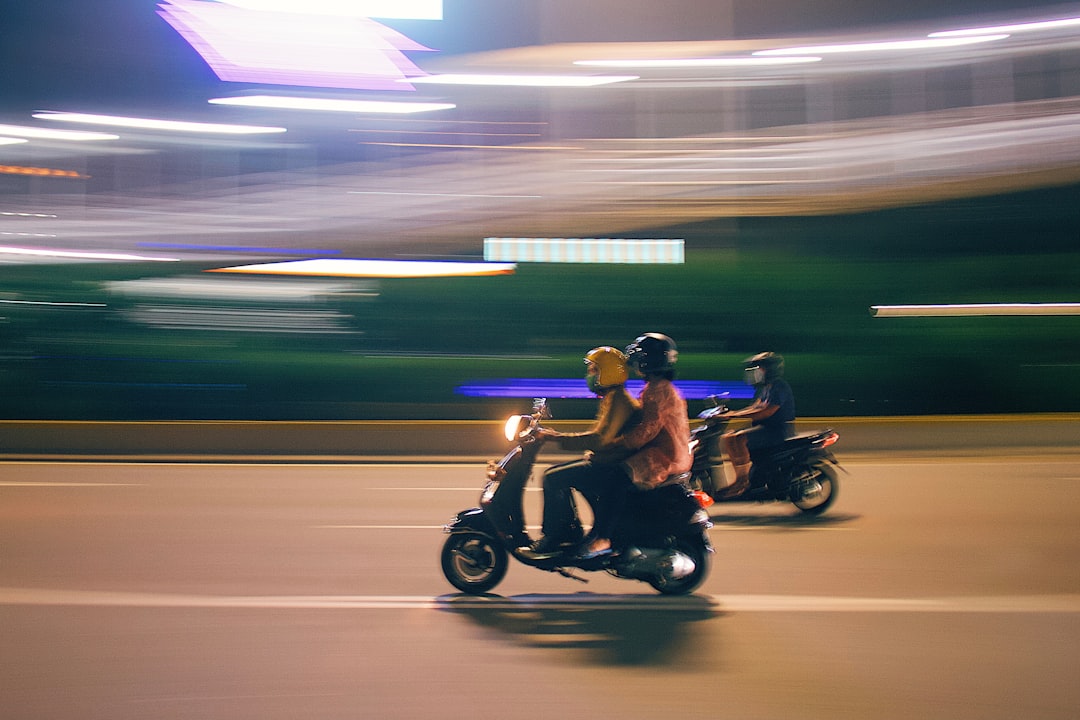 découvrez les avantages de la révision en ligne du code moto : flexibilité, gain de temps, et préparation optimale pour réussir votre examen du permis moto.