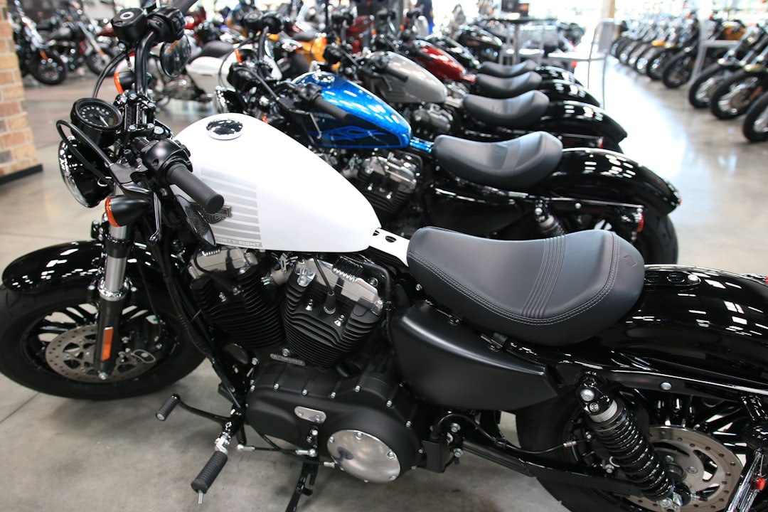 découvrez nos motos 125cc puissantes alliant performance et style, idéales pour vos trajets urbains et vos aventures sur route.