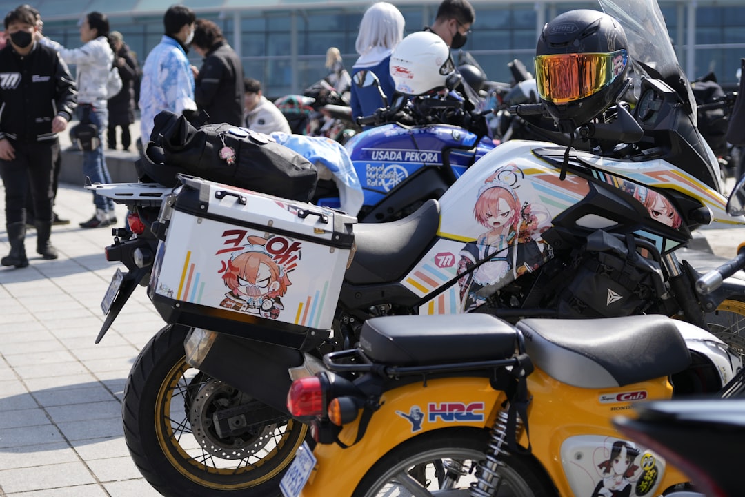 découvrez notre sélection de motos puissantes 125cc alliant performance et maniabilité, idéales pour les amateurs de sensations fortes et les déplacements urbains.