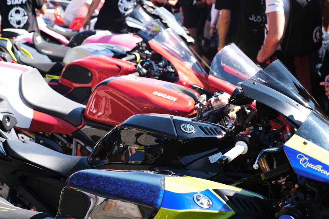découvrez les meilleures marques de motocross, reconnues pour leur performance, leur qualité et leur innovation sur les circuits.